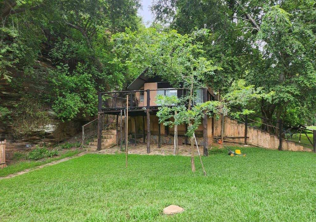 Kranskuil bathroom with cliff feature – Pindrop Guest Farm, Groot Marico