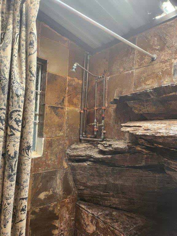 Second bathroom at Kranskuil – Pindrop Guest Farm