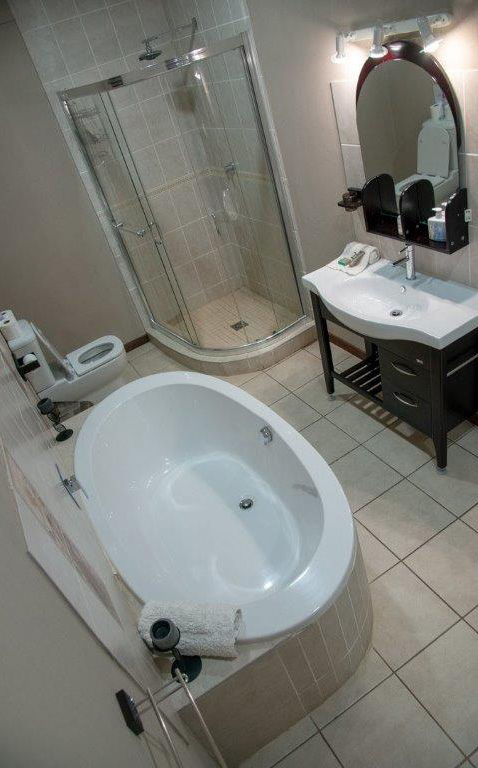 En-suite bathroom at Desnudo Naturist Resort – Joxilox Review