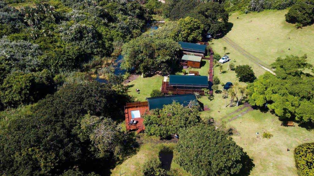 High-back bath in luxury safari tent – Kingfisher Lakeside Retreat