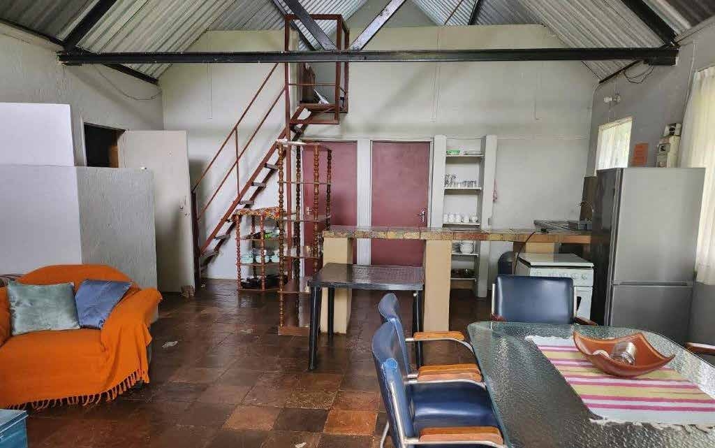 Open-plan lounge and kitchen at Kranskuil – Pindrop Guest Farm, Groot Marico