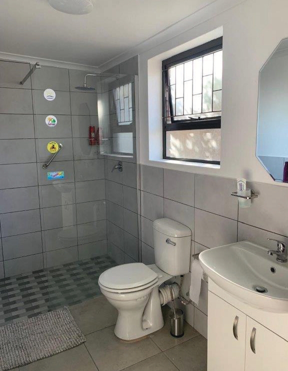 En-suite bathroom at Naked Truth Naturist Guesthouse – Port Elizabeth