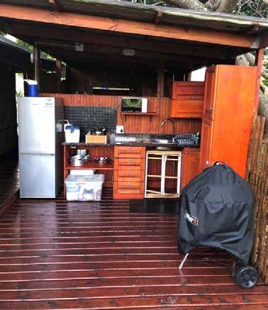 Lounge and bonfire area on deck โ Kingfisher Lakeside Retreat KZN